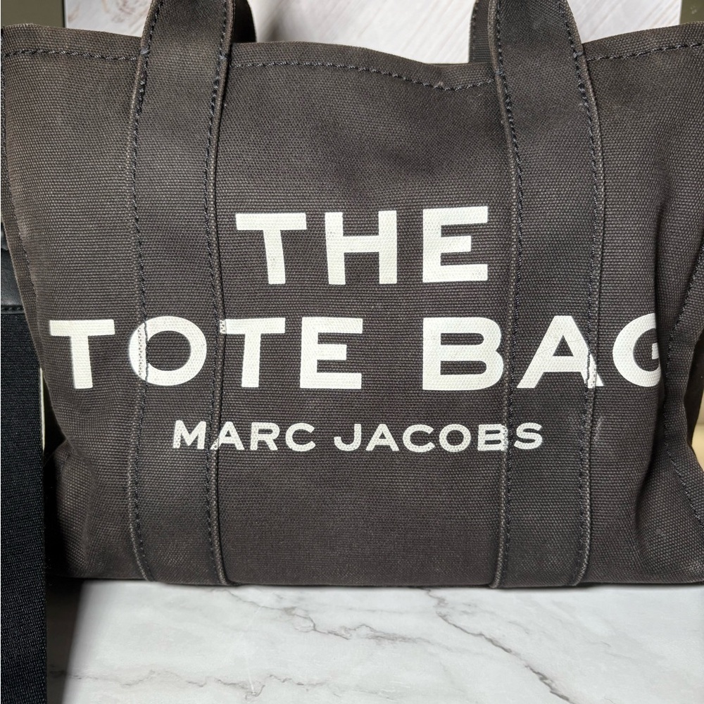 Gently used Marc Jacobs tote bag in excellent condition perfect for everyday use